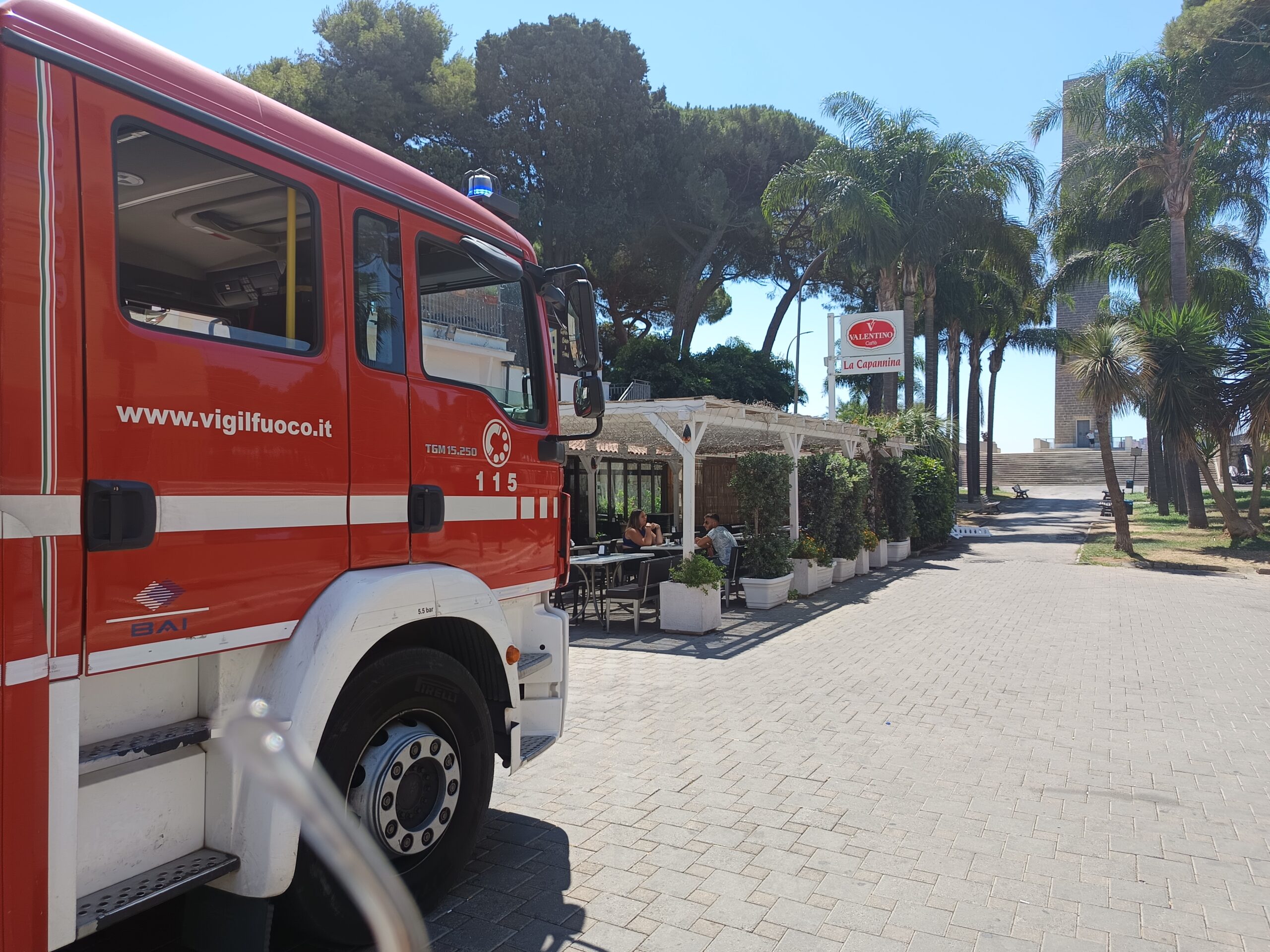 Fiamme E Fumo Allinterno Di Un Bar Distrutto Il Quadro Elettrico